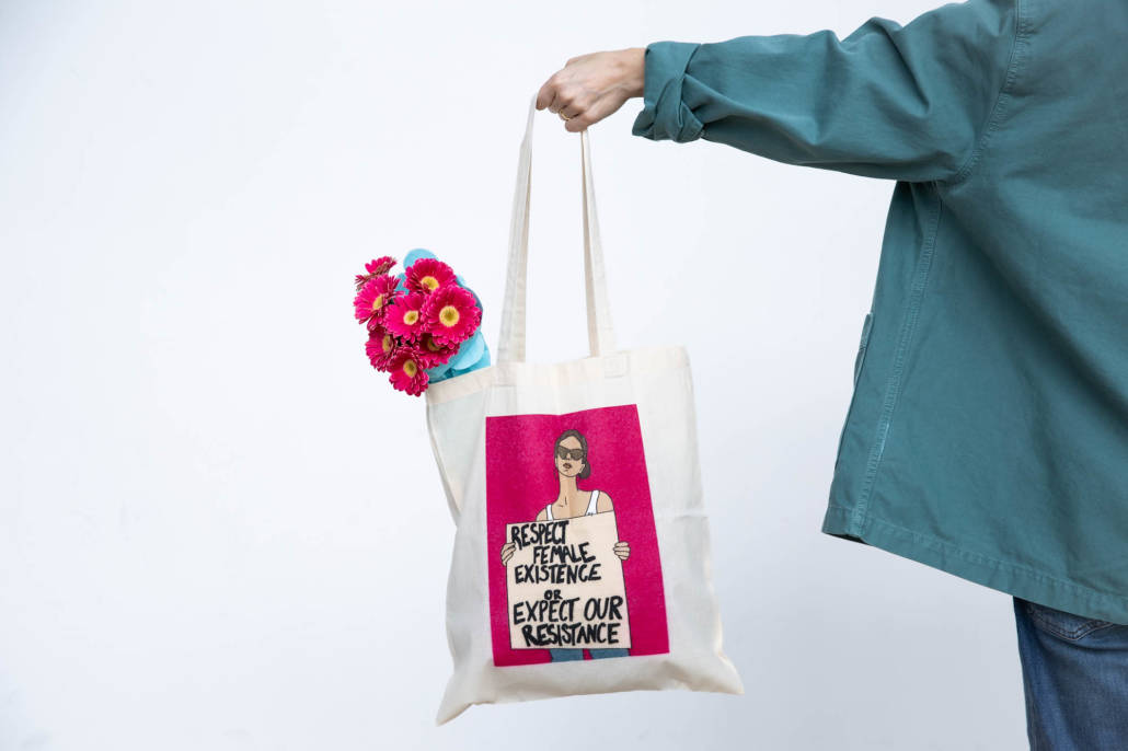 Mädchen hält personalisierte Stofftasche in der Hand